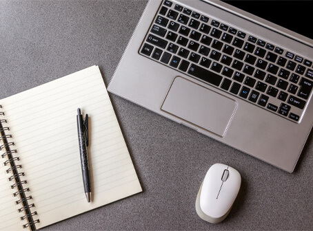 ノートパソコンと筆記用具イメージ